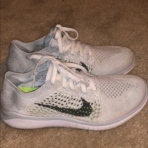 white nike fly knit